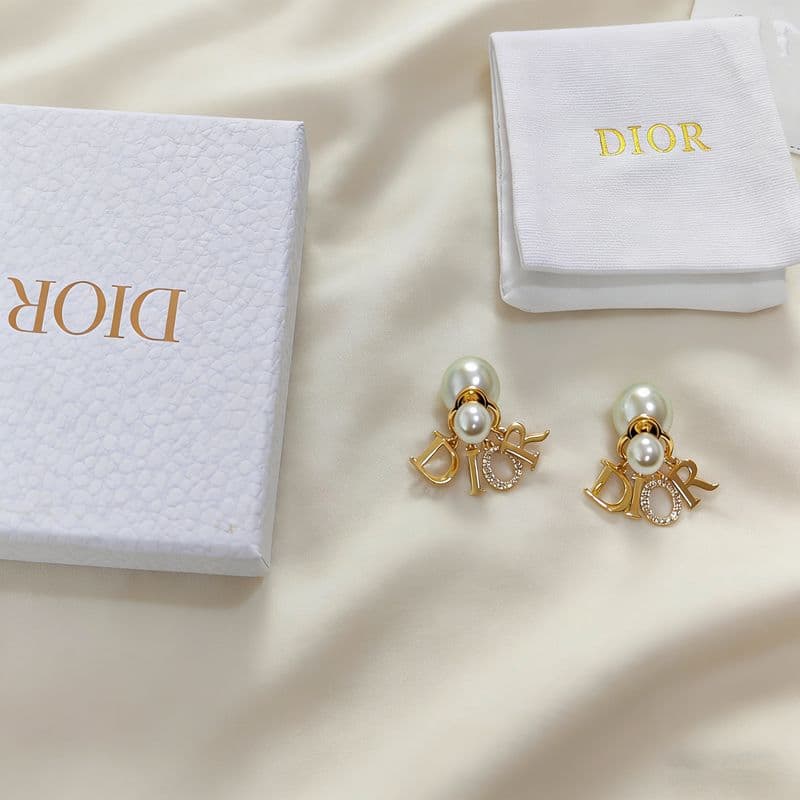 【極美品】DIOR TRIBALES ピアス レジンパール ロゴチャーム DIOR Tribales ピアス メタル＆レジンパール ロゴ チャーム - メルカリ
