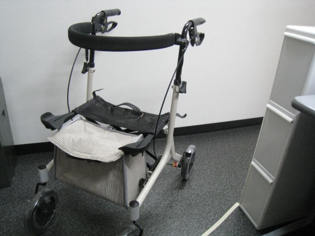 屋外用 四輪 歩行車 ショッピングターン 安寿 アロン化成 送料無料 ① 四輪歩行車ショッピングターン【アロン化成】 | シルバーカー歩行用品