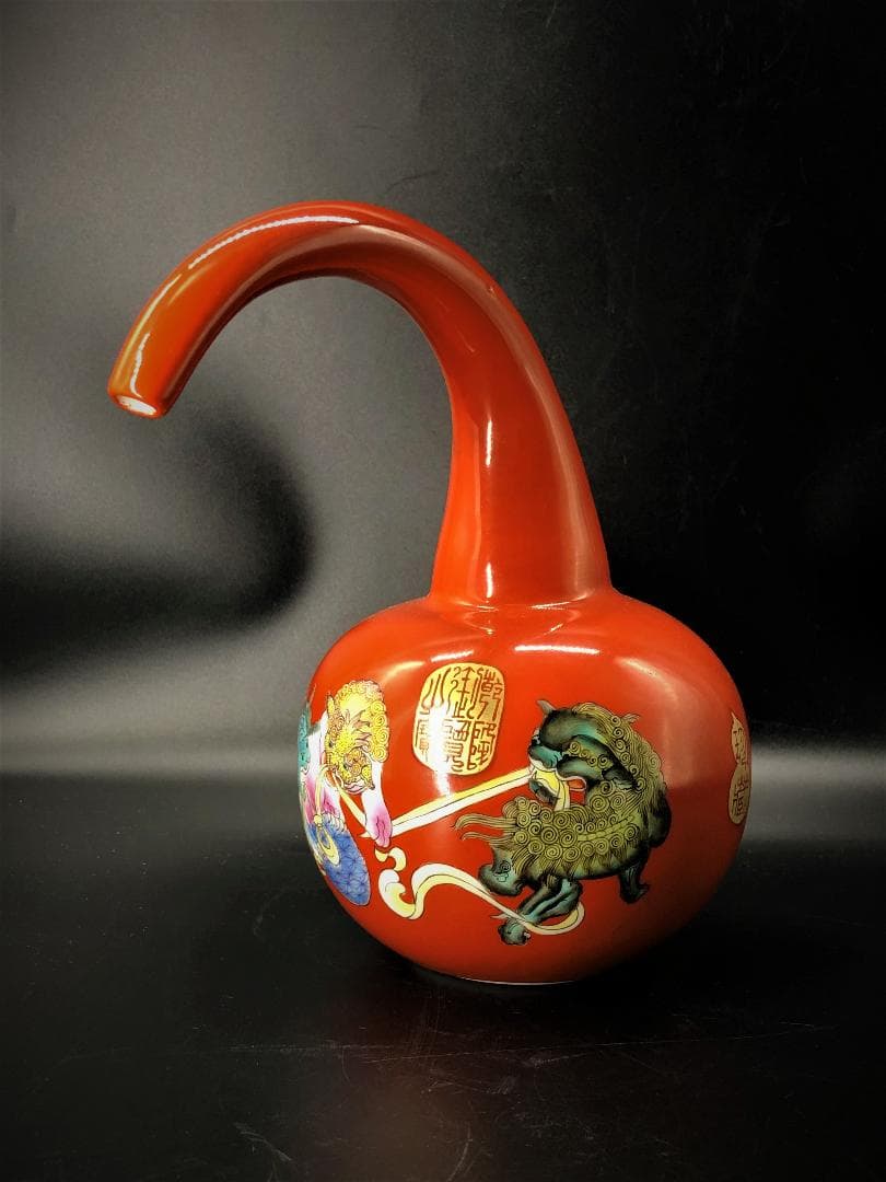 乾隆帝の注瓶 康熙年製 】 紅地慈姑形 琺瑯彩獅子文 造辨処作品 - メルカリ