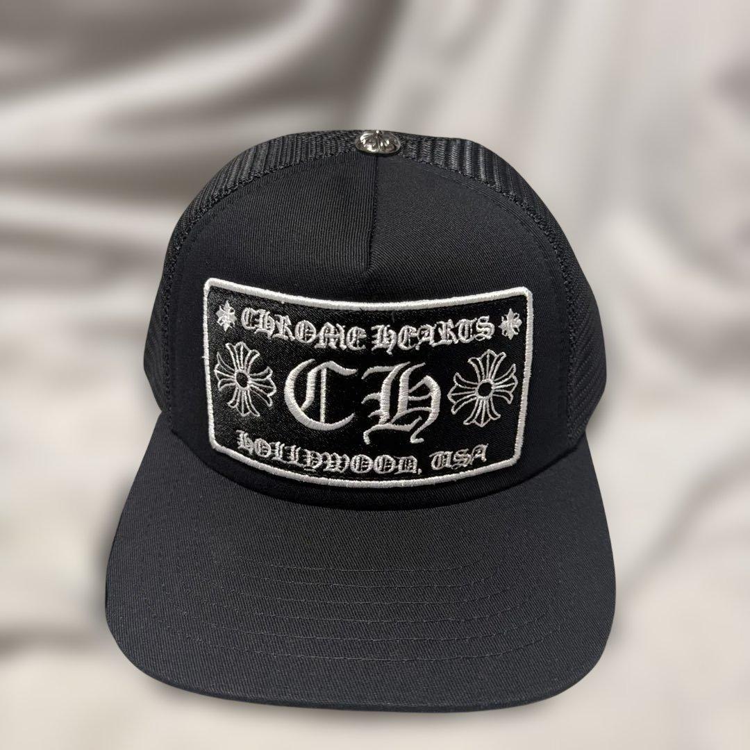 CHROME HEARTS 刺繍ロゴ ブラックキャップ フラワーパターンのブラックキャップ、CHROME HEARTSの刺繍ロゴ付き