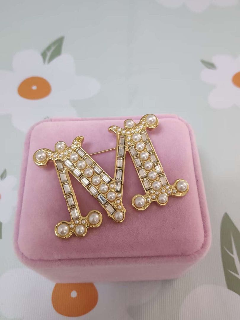 マックスマーラ　クリスタル モノグラムMロゴブローチ パール付き　ゴールド超美品 人気☆マックスマーラ Mロゴ ブローチ クリスタル パール 国内発 (Max