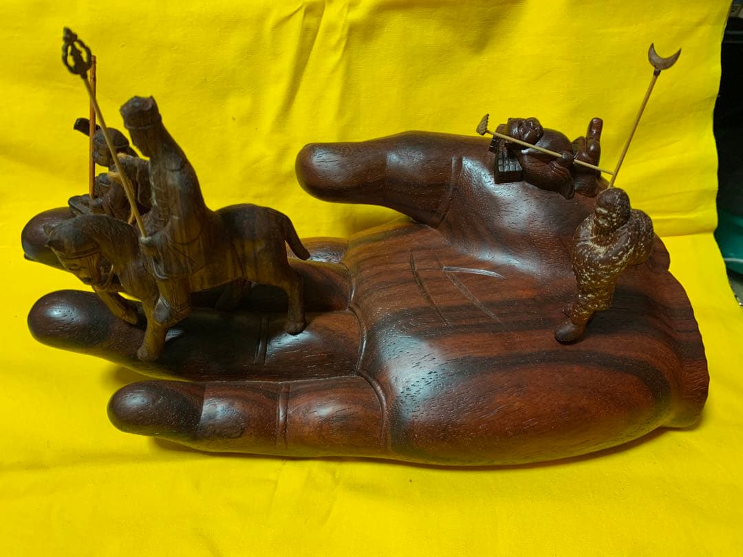 お釈迦様の手 手のひら三蔵 三蔵法師御一行けやき手幅33cm25万円の品般若心経 西遊記』で、悟空はお釈迦様の手のひらから出られなかった。どんな手だ