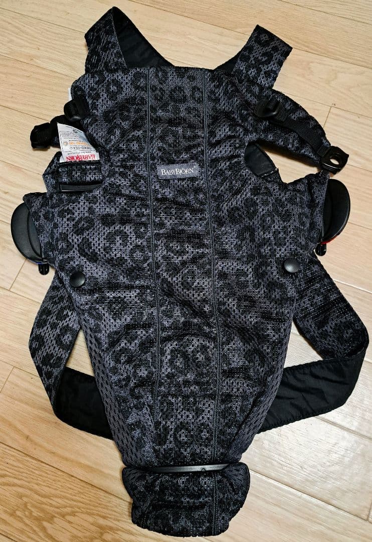 美品BABYBJÖRN ベビーキャリアMINI 抱っこ紐 ブラック レオパード
