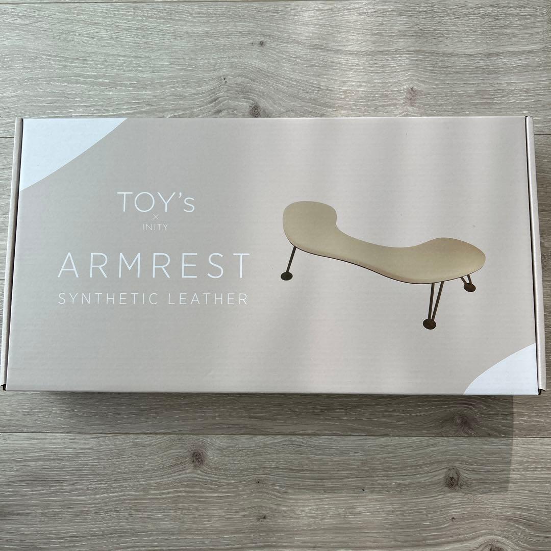 トイズTOY's ×INITYアームレスト 合成皮革 ベージュ　ネイルサロン用品 楽天市場】【最大3％OFF】 TOYs×INITY アームレスト ベージュカラー