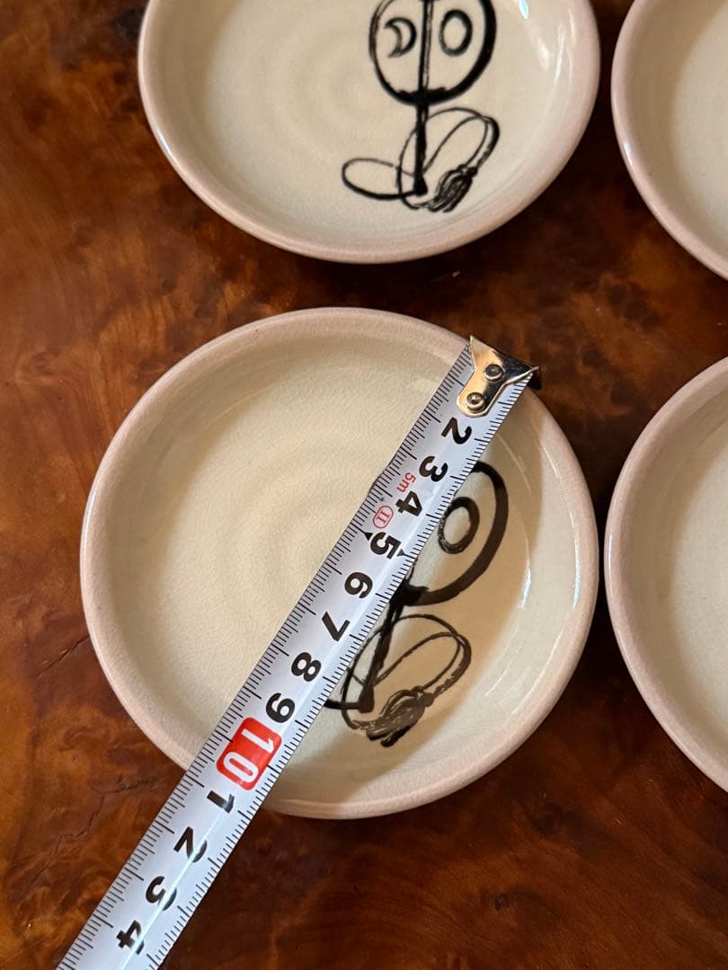 ペア販売】手描き人物文 小皿2枚｜貫入釉のやわらかな白@約10cm②