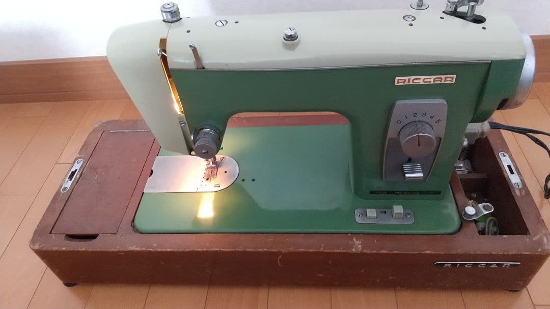 【希少】オシャレ アンティークミシン 木箱付き リッカーミシン 鍵付き 期間限定Sale ! 鍵付き木箱付きのとても美しい古いドイツ製ミシン