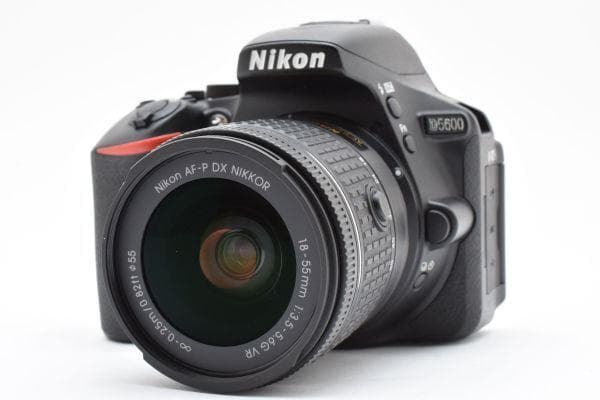 【美品】ニコン Nikon D5600 レンズキット 《ショット数2416回》