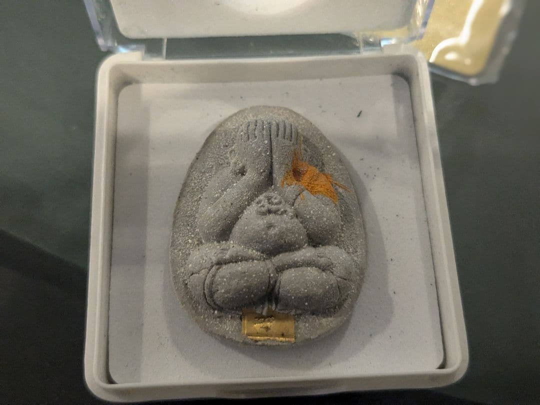 タイのお守りプラクルアン！眠そうなおじいちゃん！ルアンポークン作