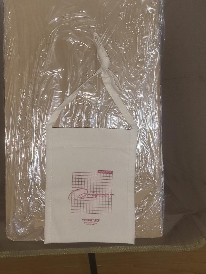 mignon いちご　3+1点セット　抱き枕カバー　タペストリー　サコッシュ