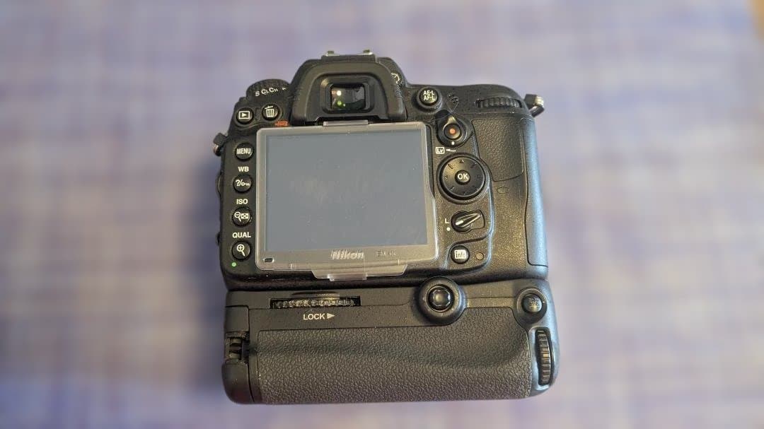 Nikon D7000 + 18-200mm F3.5-5.6 + 64G✕2