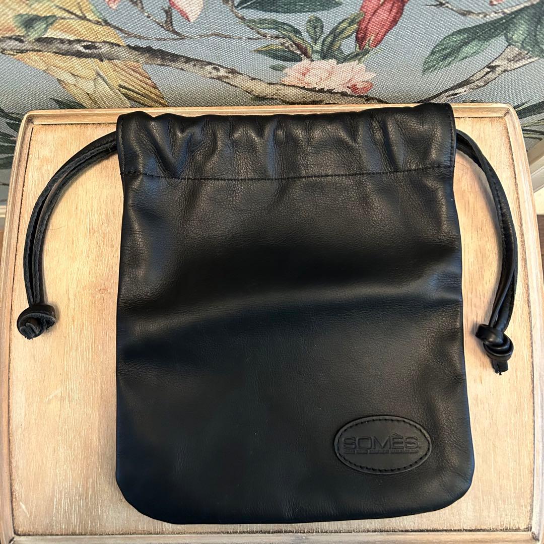 ソメスサドル　ポーチ　革②　巾着　ブラック デイリーアイテムをレザーに｜上品なシュリンク輝くレザーケース
