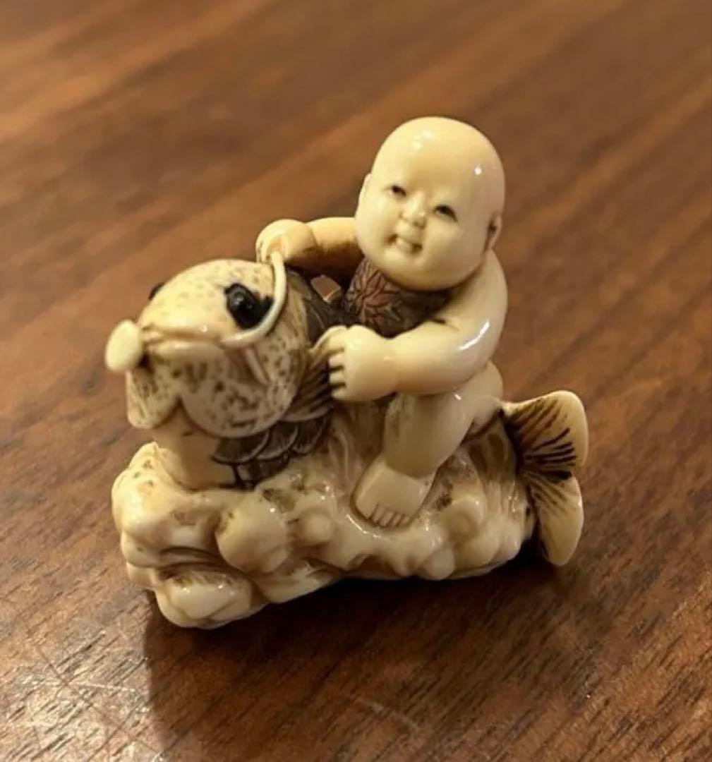 根付 銘「秋月」 唐子大魚乗り 時代物 26g 牙調 提物 精密彫刻 根付 銘「秋月」 唐子大魚乗り 時代物 26g 牙調 提物 精密彫刻 根付 銘