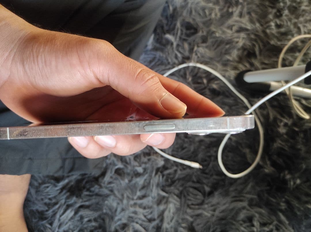 iPhone 12 Pro Max ( ジャンク) 画面ひび割れ 充電中