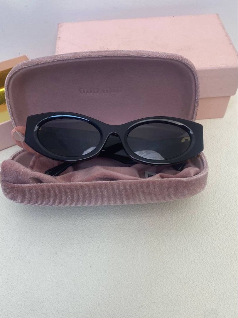 Miu Miu ブラックサングラス ケース付き - メルカリ