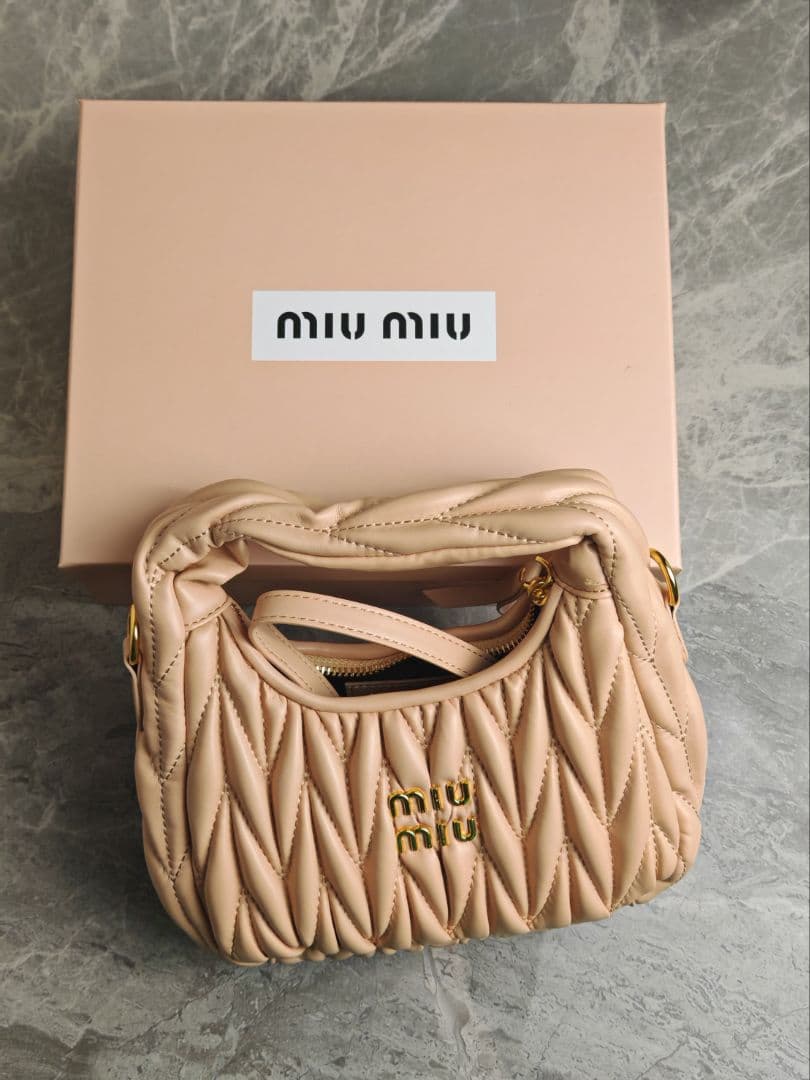 t！！MIUMIU キルティングショルダーバッグ ベージュ　美品 ☆人気☆【MIU MIU】☆MATELASSE hobo bag サンドベージュ☆ (MiuMiu