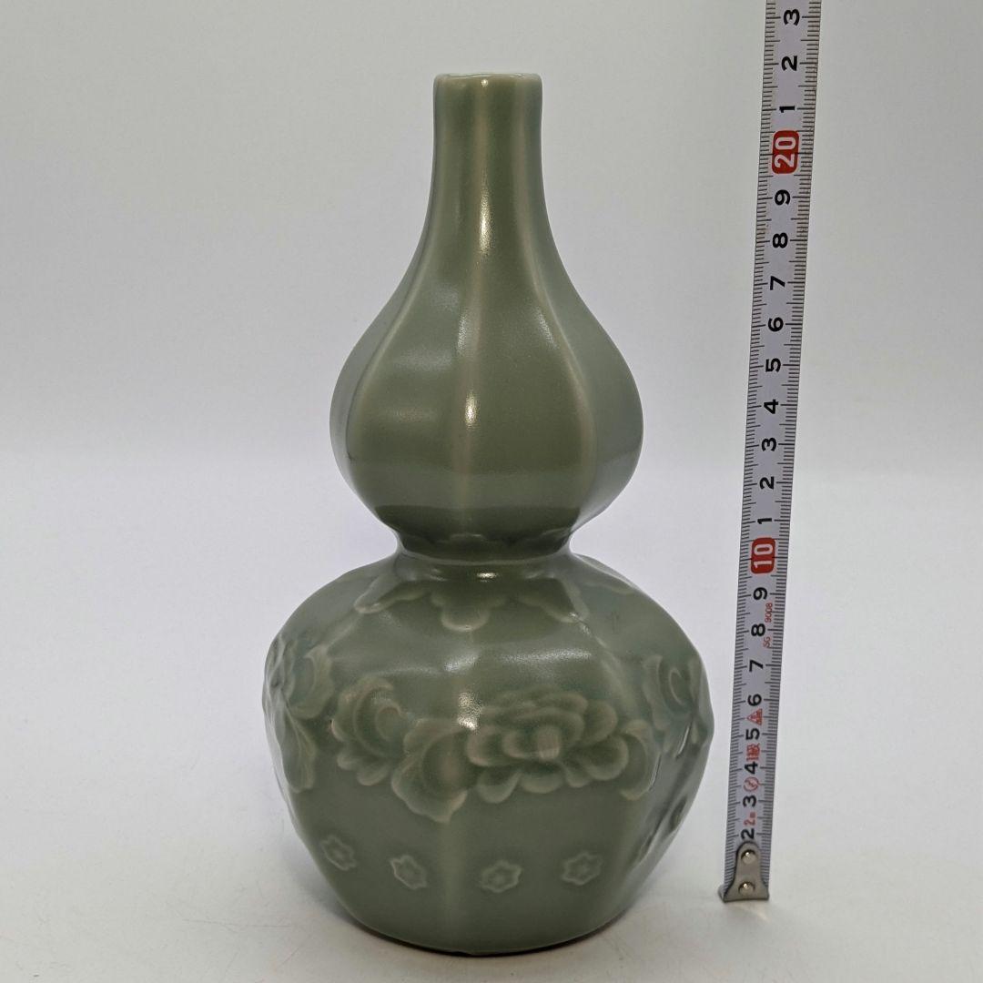 三田青磁 瓢箪徳利 三田狭山銘 酒器 とっくり 花入 花器 花瓶 陽刻牡丹