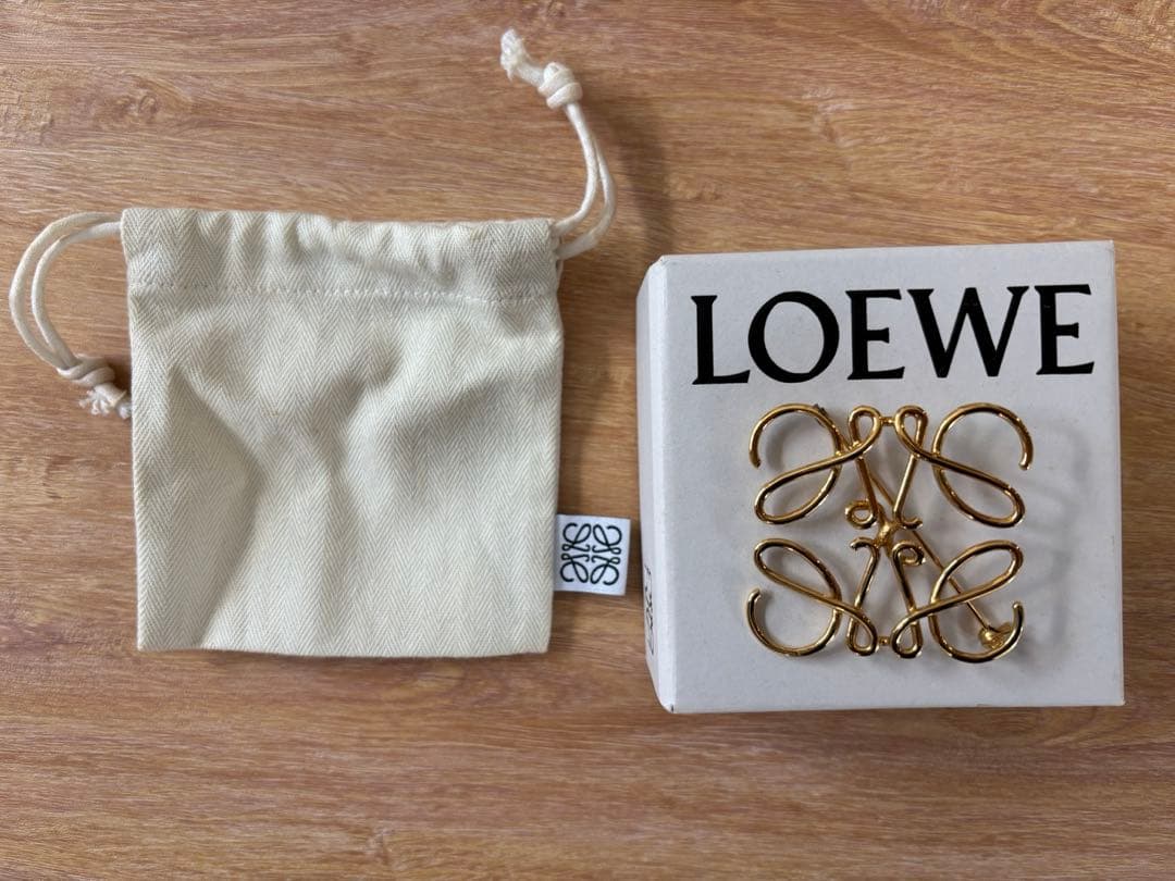 み*や様 LOEWE ゴールド ブローチ 保存袋・箱付き LOEWE（ロエベ） ブローチ メカノピン イエロー ゴールド 1257