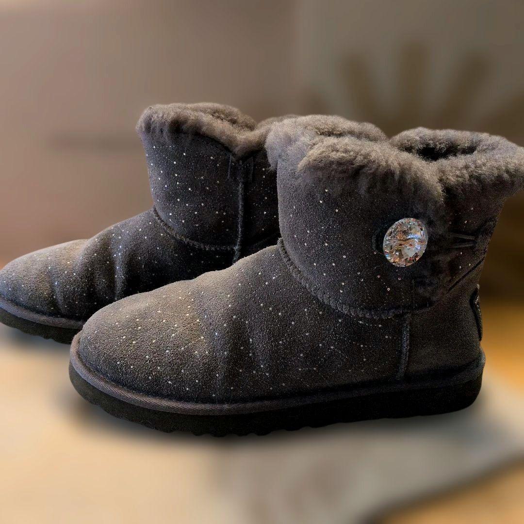 UGG アグ スワロフスキー グレー 星座　ムートンブーツ 24cm　 US7 UGG アグ スワロフスキー グレー 星座 ムートンブーツ 24cm US7 - メルカリ
