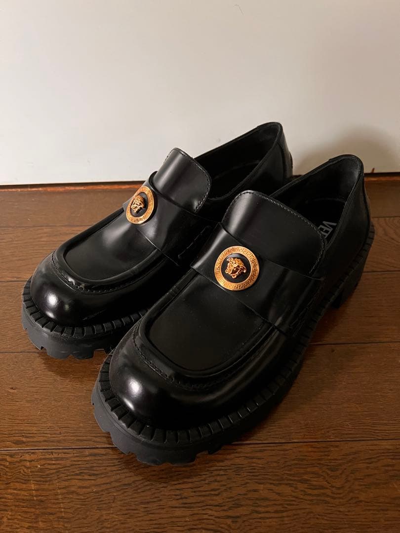 VERSACE ブラック ローファー ゴールドメダリオン　25cm Medusa '95 Leather Loafers Black,Gold | VERSACE US