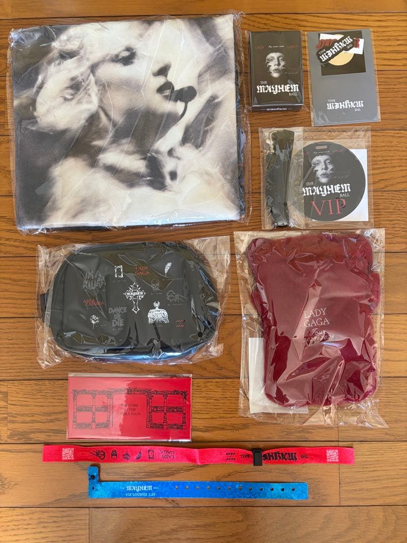 LADY GAGA MAYHEM BALL VIP GOLDグッズ フルセット - メルカリ