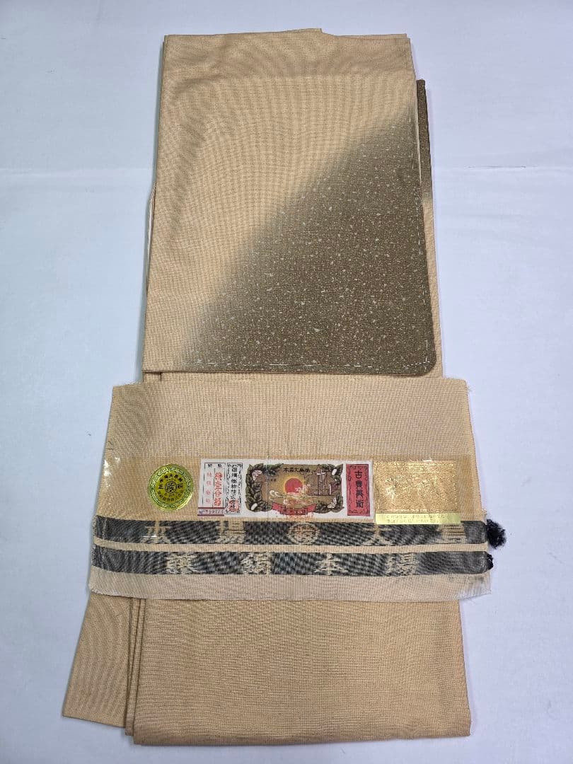 着物 本場大島紬 藤絹織物 最高峰 染め大島紬 未使用品 金銀刺繍 美品 正絹 本場大島紬の最高峰【都喜エ門・都喜ヱ門】 名門【藤絹織物】 新品のお