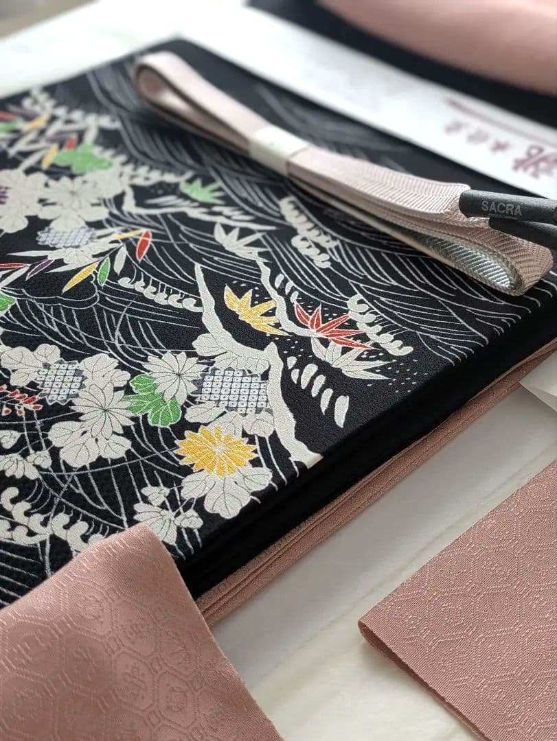 正絹老舗伊と幸色無地宝尽くし文様色無地一つ紋 - メルカリ