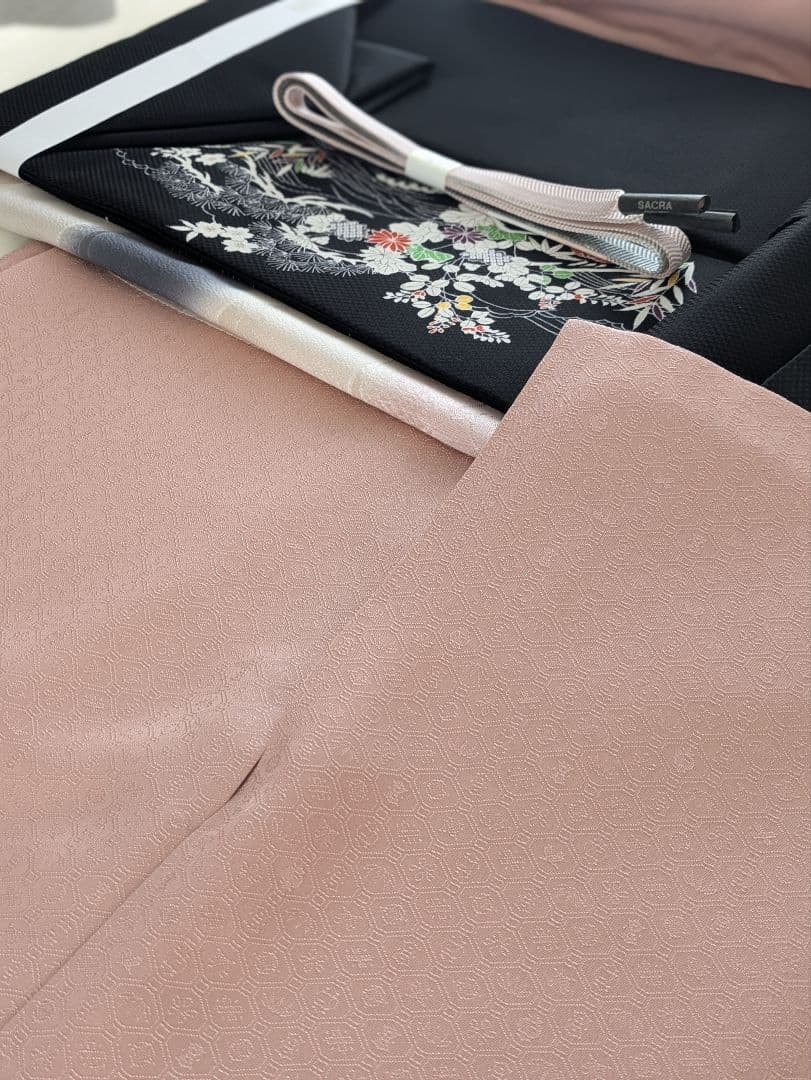 正絹老舗伊と幸色無地宝尽くし文様色無地一つ紋 - メルカリ