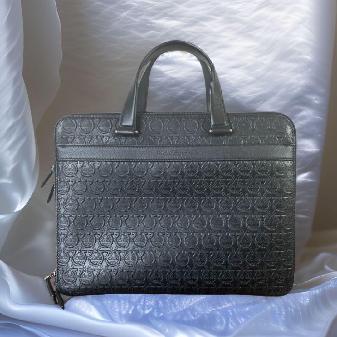 ami◎極美品‼︎◆FERRAGAMO◆ビジネスバッグ/定価26万/ フェラガモ ビジネスバッグ メンズ ブランド Ferragamo 240986CALF