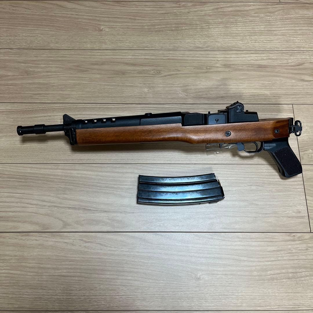 モデルガン 木製と金属製 マガジン付き 実は違法!?】黒色の金属製モデルガン完全ガイド ｜くれいも屋