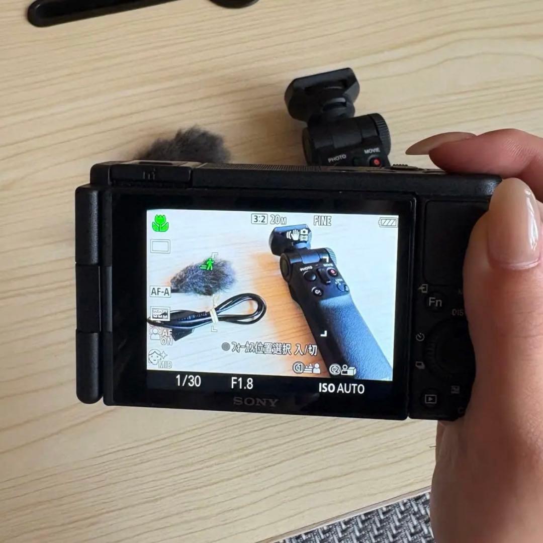 ジャンク品】SONY VLOGCAM ZV-1 本体・バッテリー・三脚付き - メルカリ