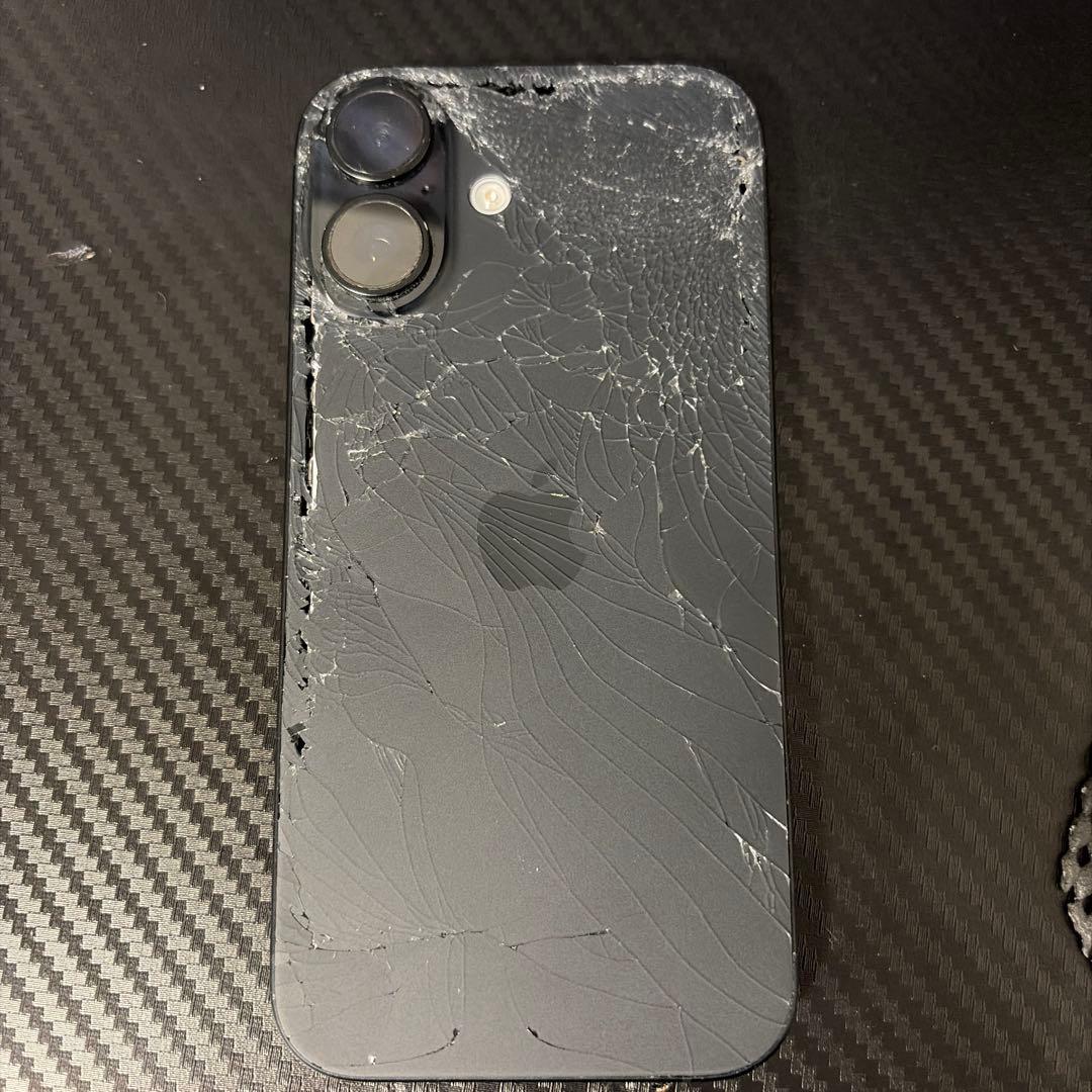 iPhone 16 ブラック 背面割れ、歪みあり - メルカリ