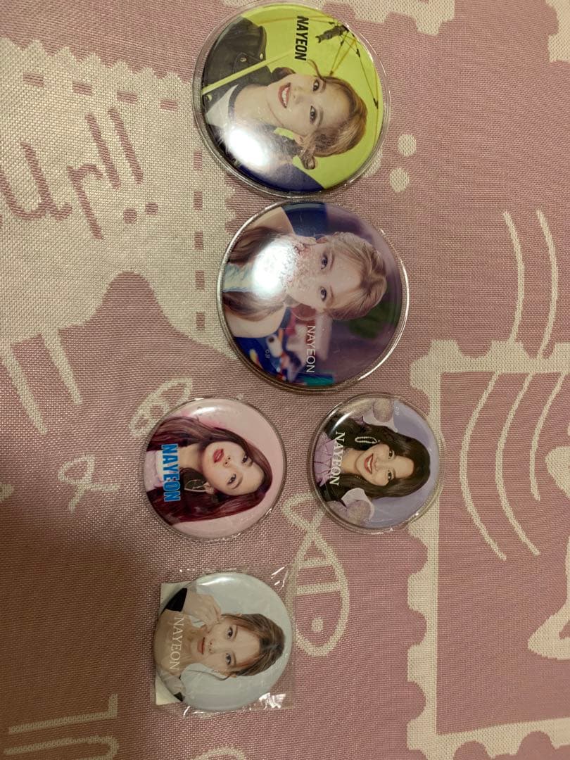 TWICE ナヨンセット うちわ トレカ 缶バッチ - メルカリ