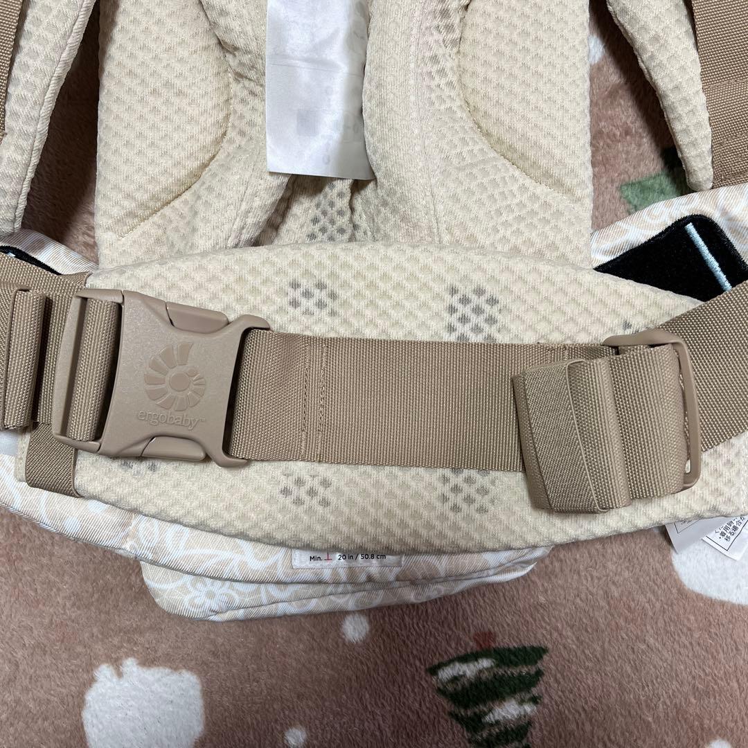 ergobaby 花柄抱っこ紐 ベージュ OMNIカードとよだれパッド付き - メルカリ