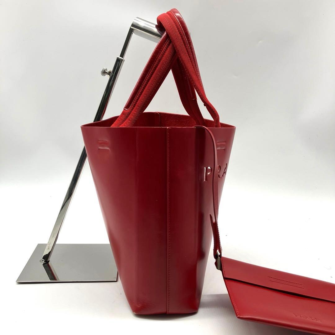 極美品✨ プラダ レザー トートバッグ 赤 ロゴ入 ポーチ付 - メルカリ