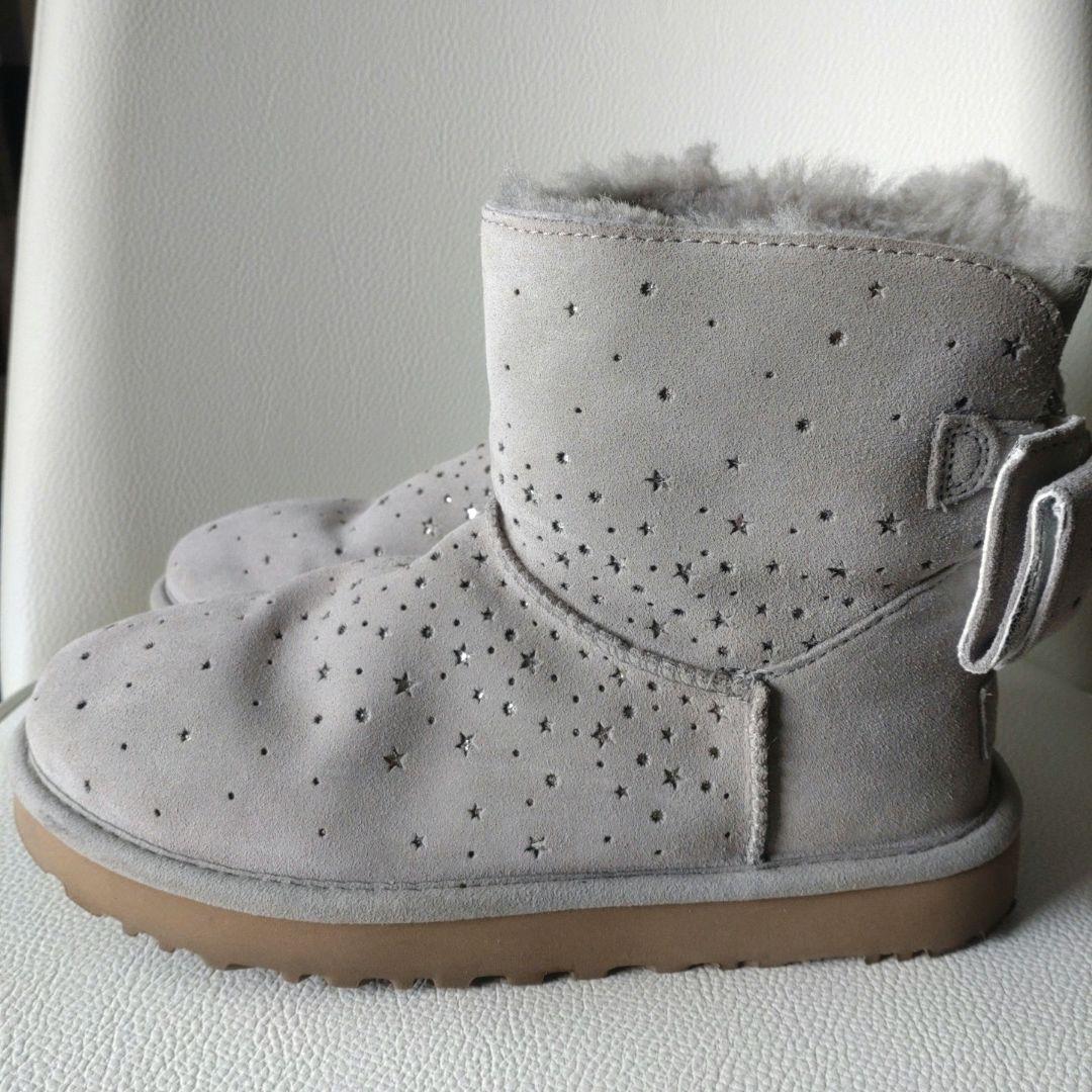 UGG ムートンブーツ グレー 星型穴あきデザイン - メルカリ