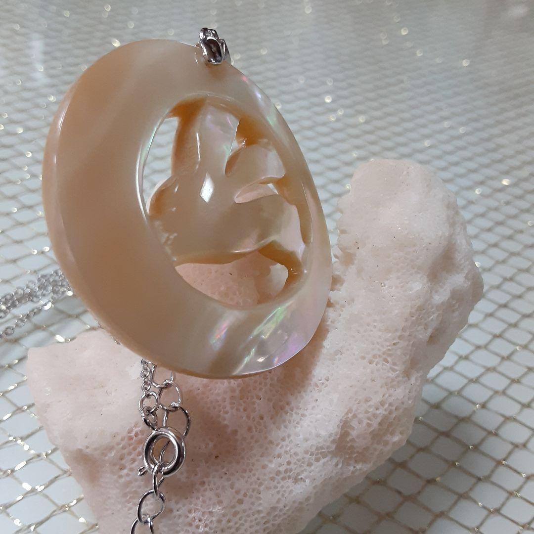 夜光貝　(雪桜様。お取引き中)　『月にウサギ:プルメリア:イルカ』ペンダント。