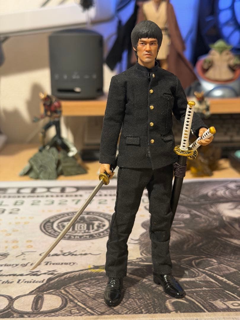 驚異の超高精細 1/12スケールのブルース・リー風カスタムフィギュア