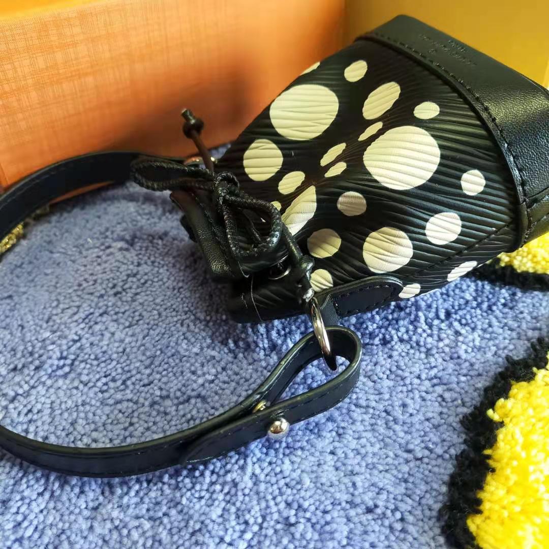 LOUIS VUITTON × 草間彌生ミニバケットバッグペンダント - メルカリ