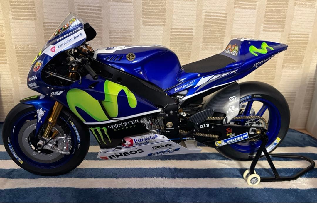 完成品☆DeAGOSTINI YZRーM1 ロッシモデル☆マガジン全巻セット 1/4 YAMAHA YZR-M1 バレンティーノ・ロッシ モデル 全巻セット｜文庫