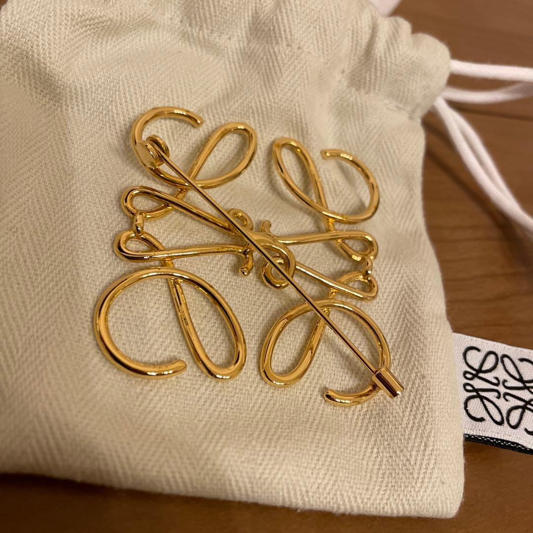 ロエベ アナグラムブローチゴールド LOEWE 正規品 - メルカリ