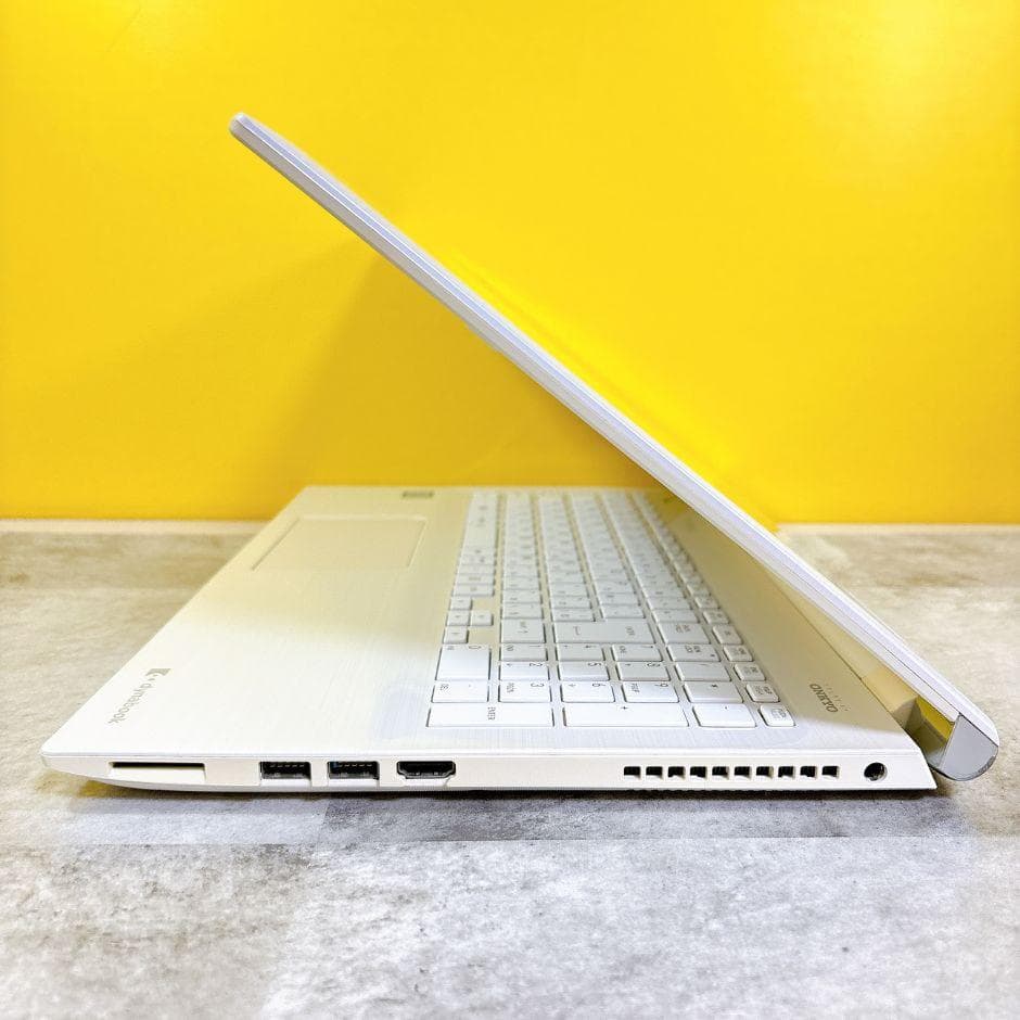 おしゃれなホワイト❣SSDでサクサク快適✨薄型ノートパソコン カメラ