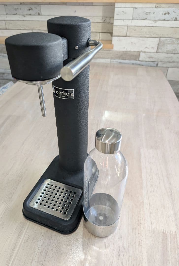 aarke アールケ 炭酸水メーカー ブラック 北欧家具のように美しい炭酸水メーカー、aarkeの「Carbonator 3」を