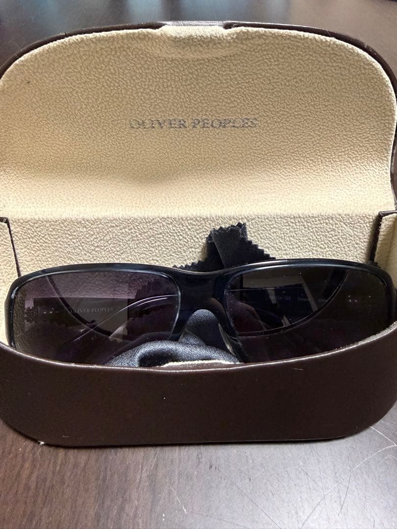 OLIVER PEOPLES ブラックサングラス ケース付き - メルカリ
