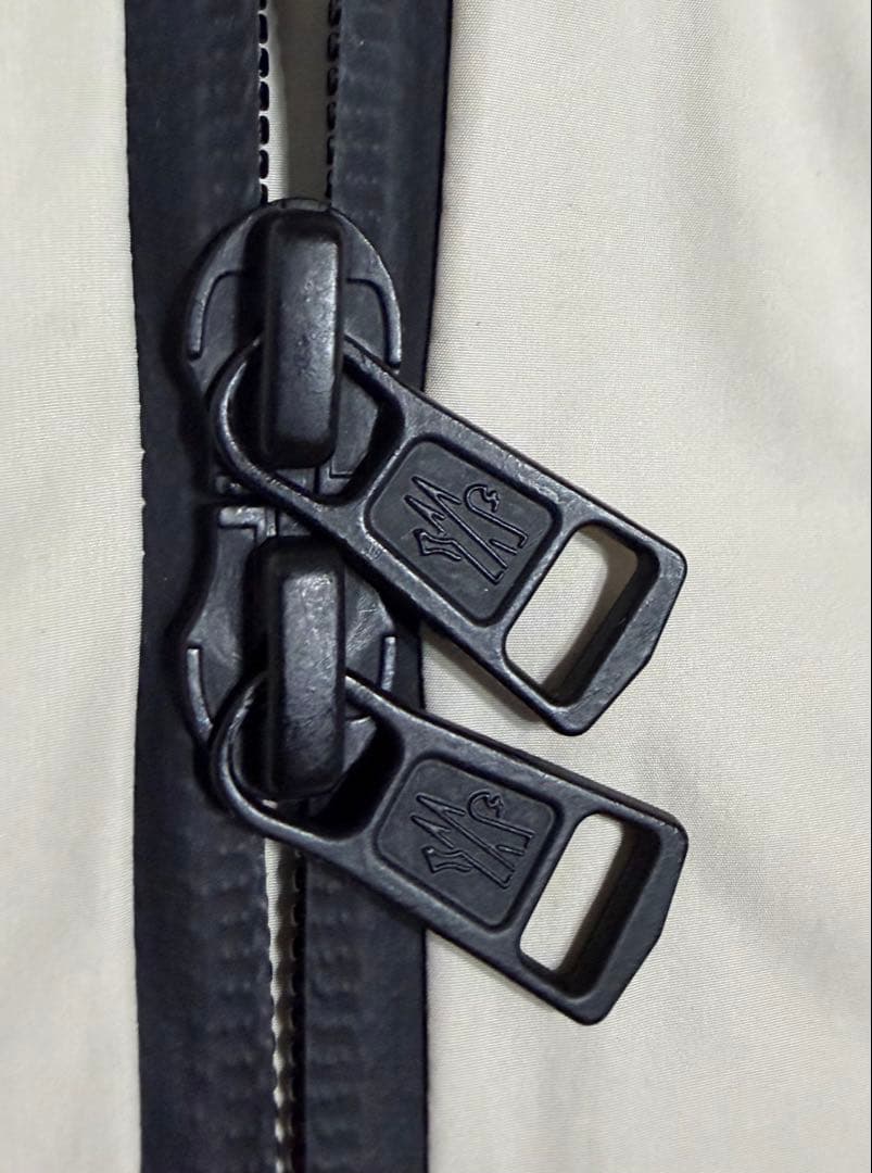 極美品］モンクレール ナイロンパーカー サイズ1 ベージュ カルレス