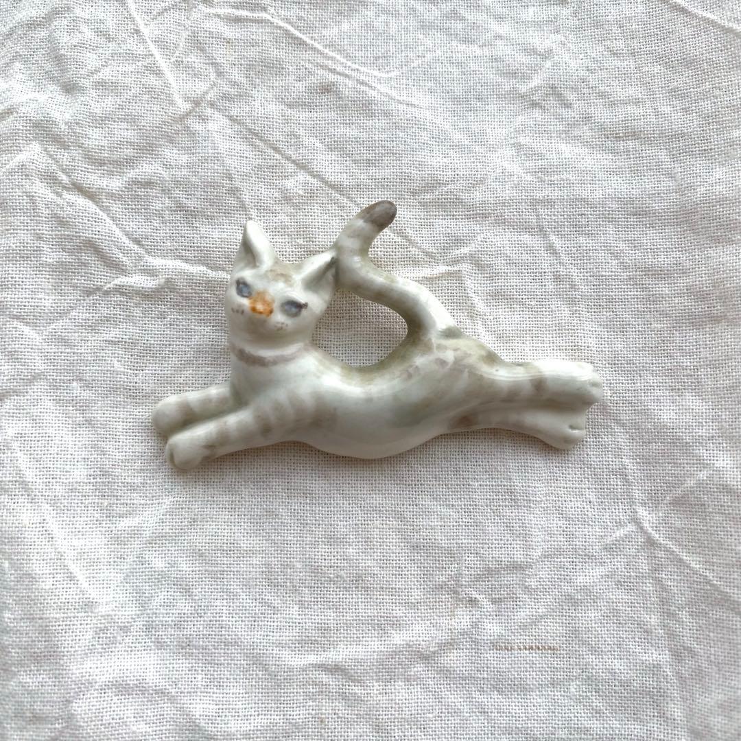 小菅幸子 ネコ ブローチ 今朝焼き上がった！猫のブローチ。 たくさんの数をいっぺんに塗ろうと