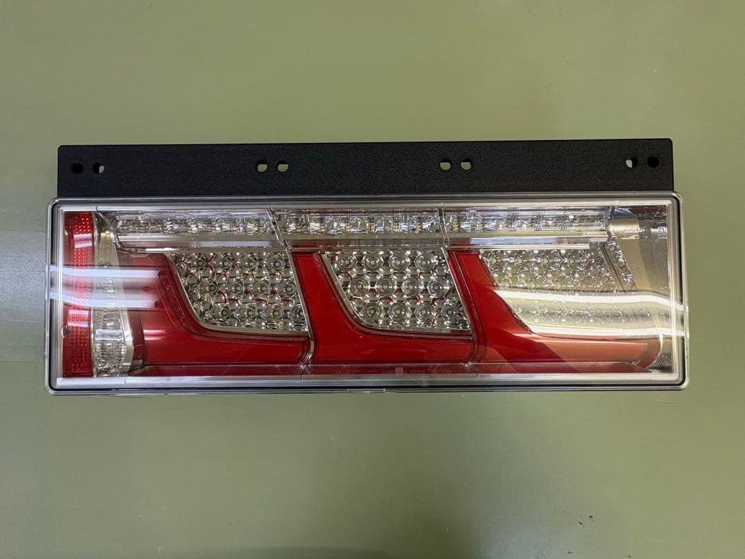 トラック用オールLEDリアコンビネーションランプ3連タイプレッドVer. 左側 トラック用オールLEDリアコンビネーションランプ 3連タイプ | リア