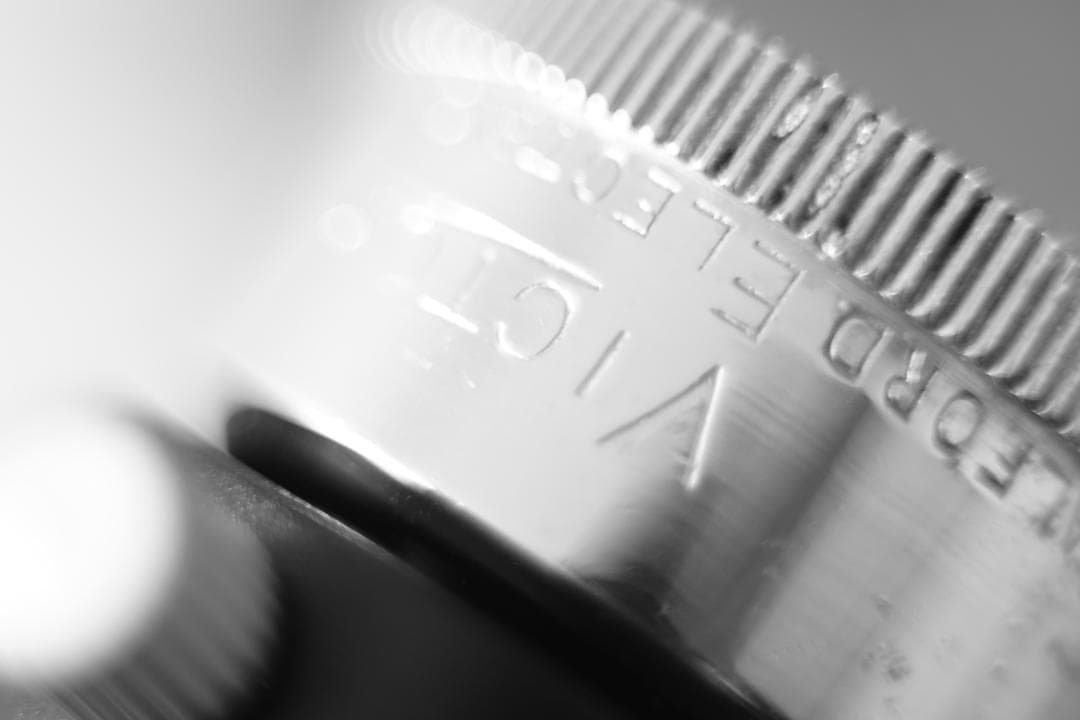 M42マウント VICTOR ENGLAND E.F.2 F1.6 ぐるぐるボケ