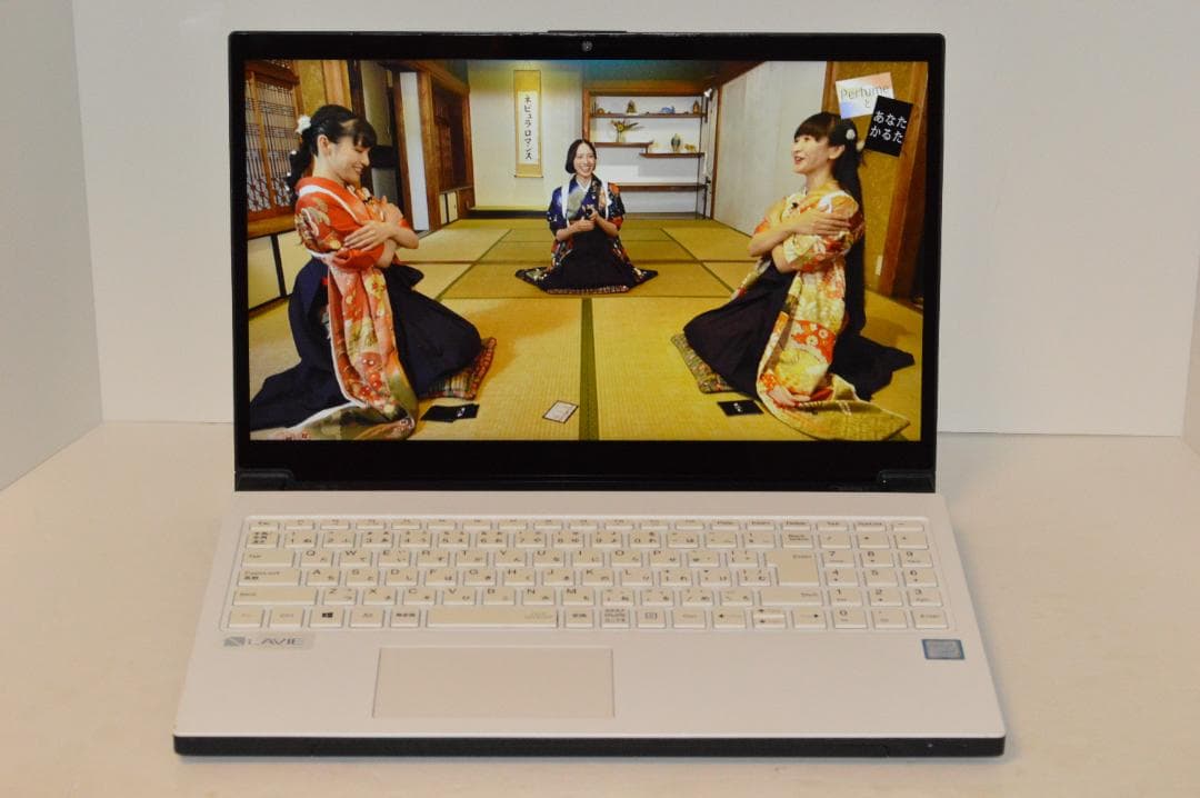ホワイトLAVIE第8世代Corei7/32G/SSD500G/バッテリー良好 - Windows