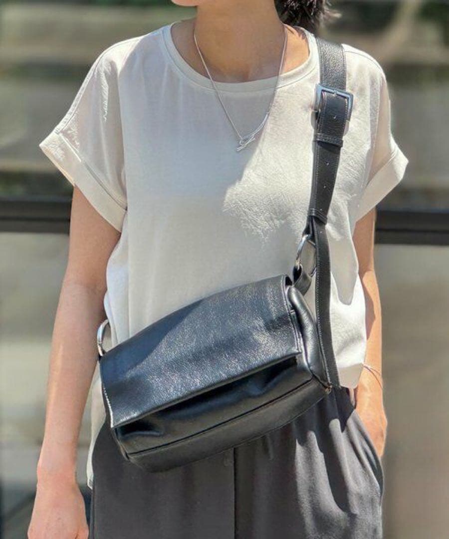 新品未使用 ビアズリー レザーボディバッグ ブラック 2025 今期 - メルカリ