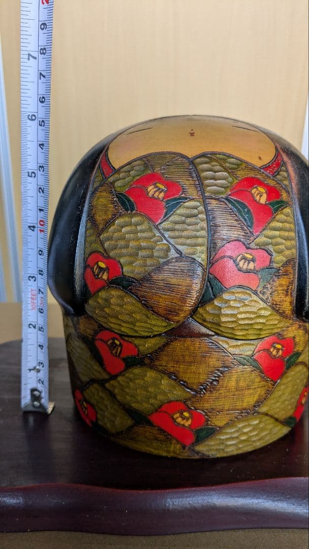 山椿　 宮部ふみを　赤い花模様のこけし　台座付き